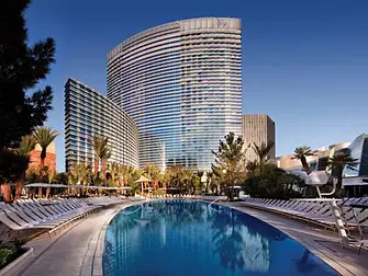 Piscine et hôtel Aria à Las Vegas
